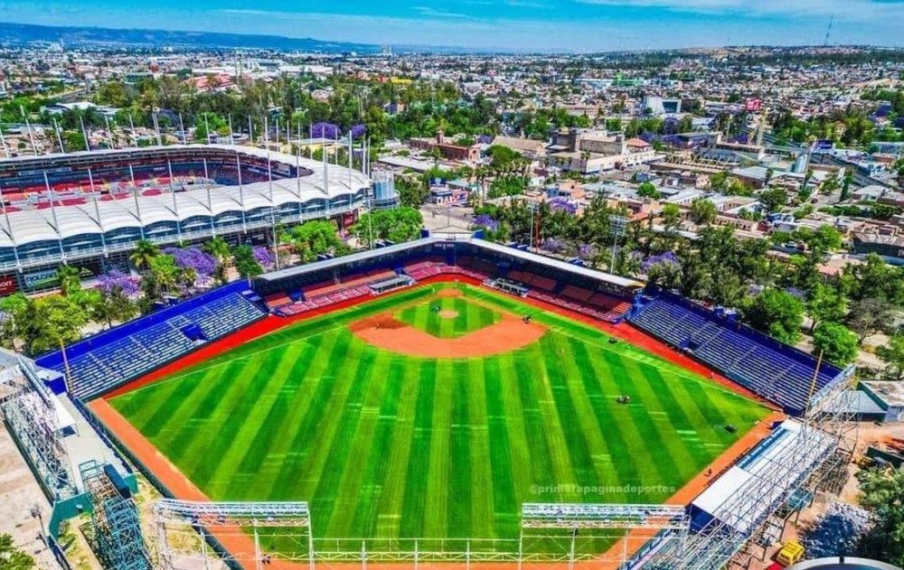 Campo de béisbol con pasto sintético construido en Monterrey