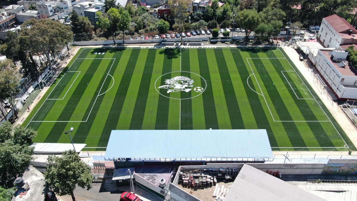 Cancha de fútbol 7 con pasto sintético construida en escuela del programa La Escuela Es Nuestra