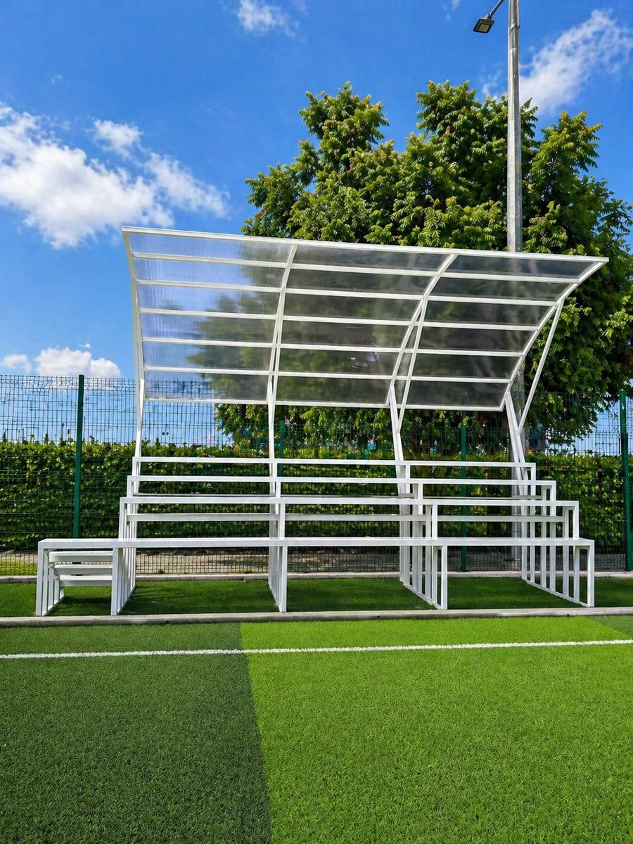 Gradas metálicas para canchas en Monterrey con techo curvo de policarbonato