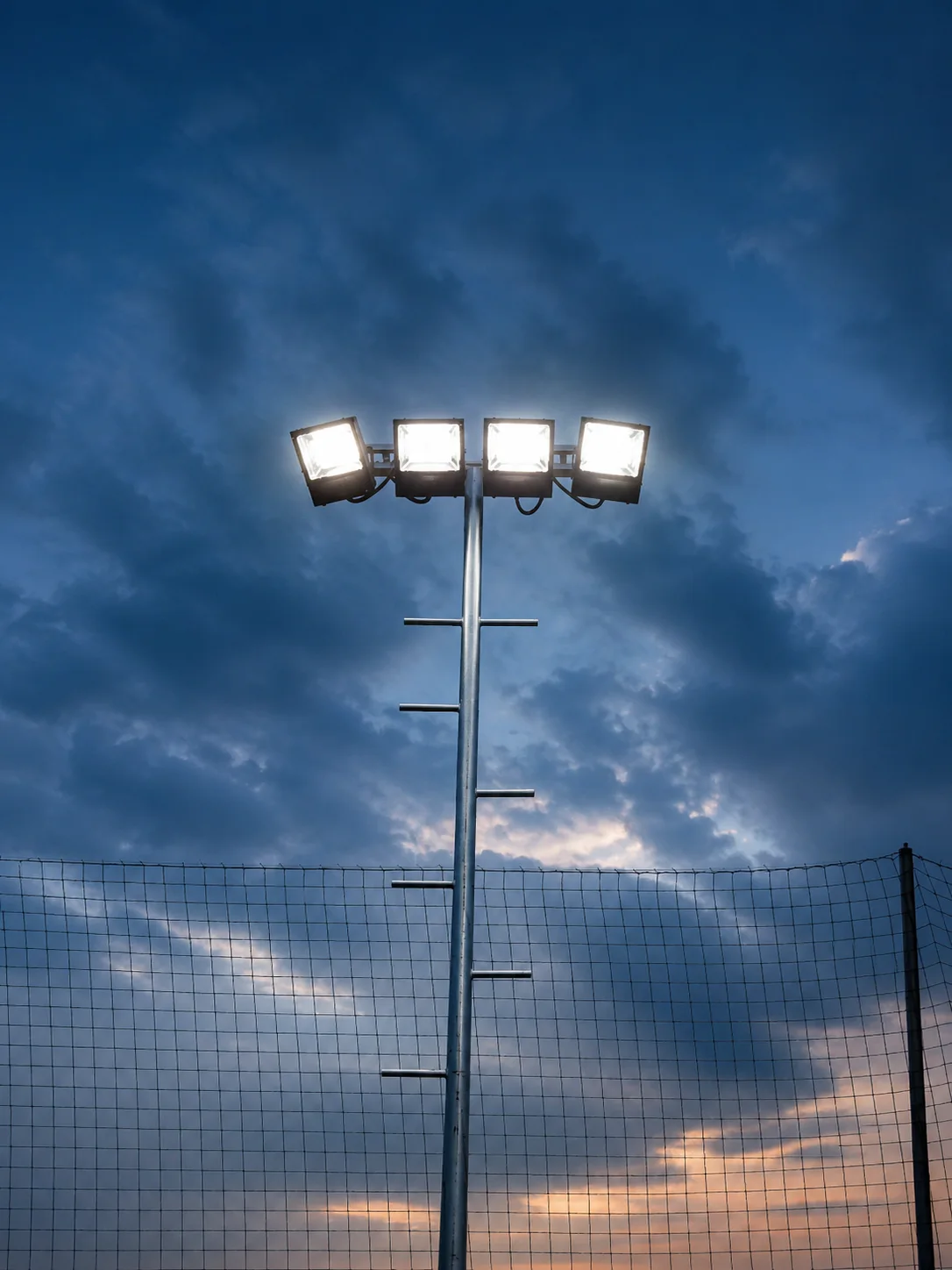 Lámparas LED deportivas para cancha de fútbol con red perimetral