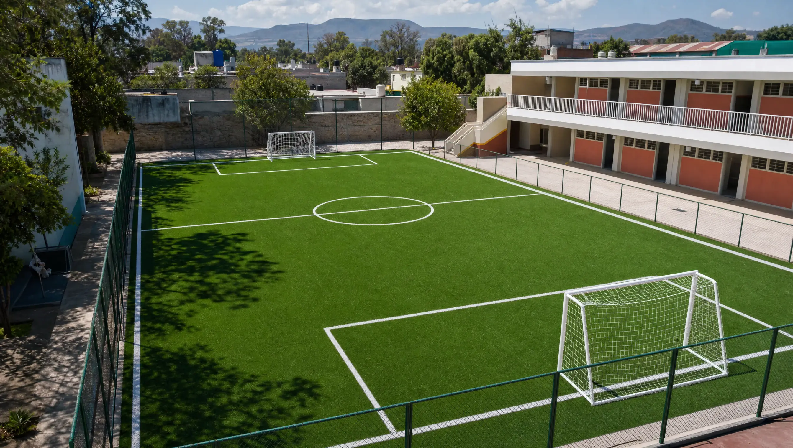 Cancha de fútbol 7 con pasto sintético en escuela Coahuila — La Escuela Es Nuestra 2026