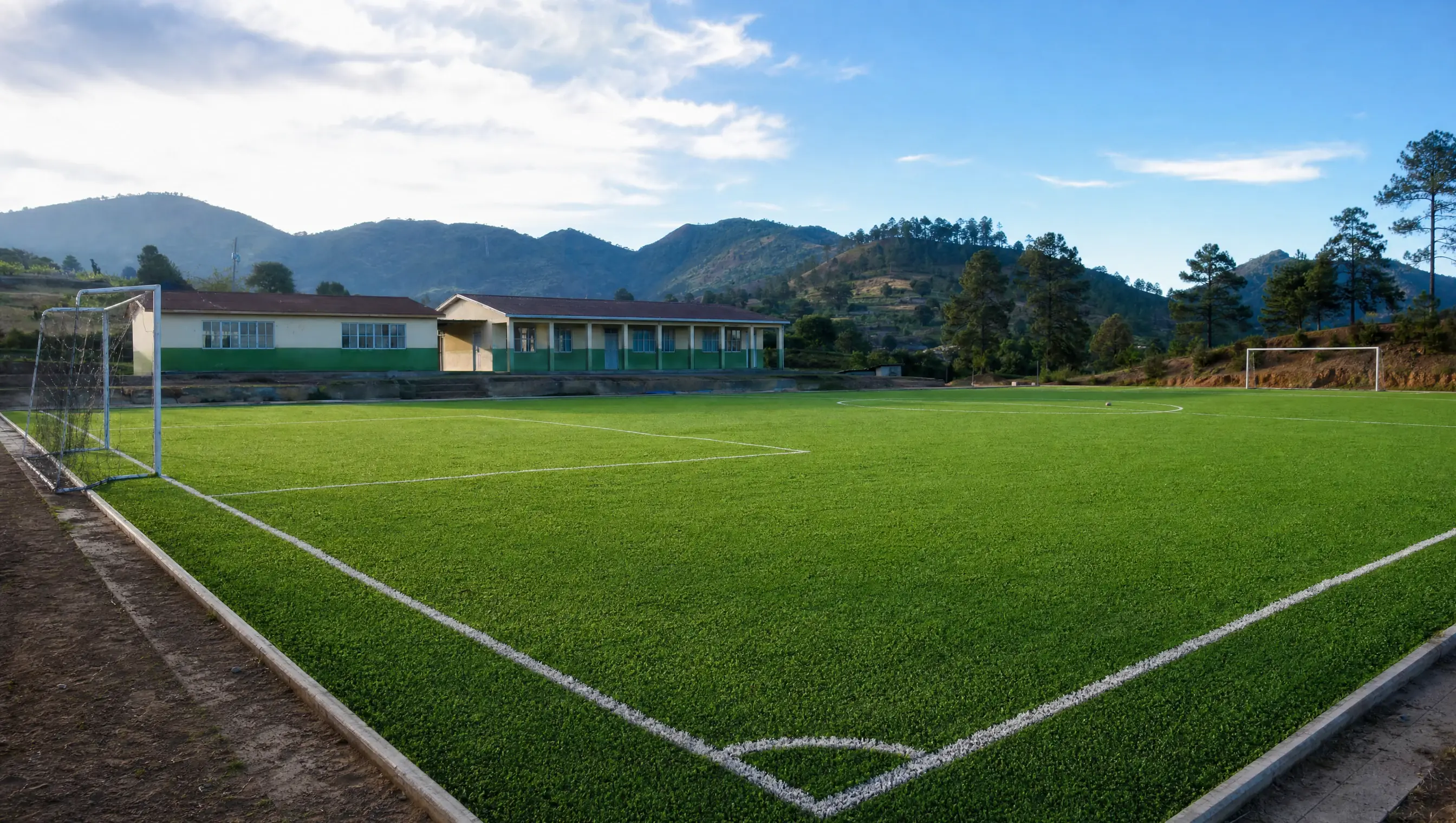 Cancha de soccer fútbol 11 escolar con pasto sintético para bachillerato
