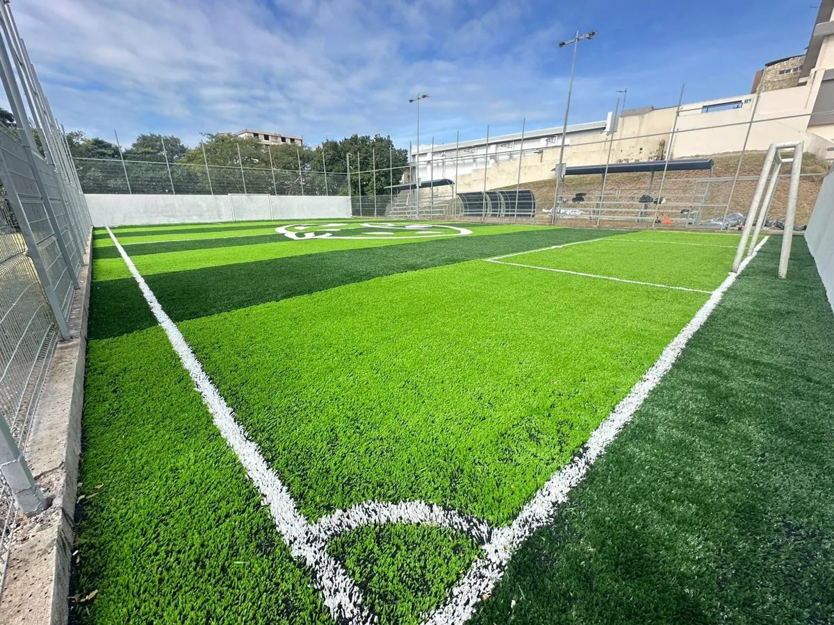 Esquina y líneas blancas insertadas en el pasto sintético de una cancha de fútbol 7 en Tampico