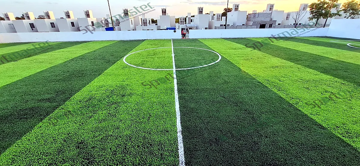 Cancha municipal de pasto sintético a franjas con muro perimetral blanco en Ciudad Valles, San Luis Potosí, mismo sistema que en una cancha de fútbol 7