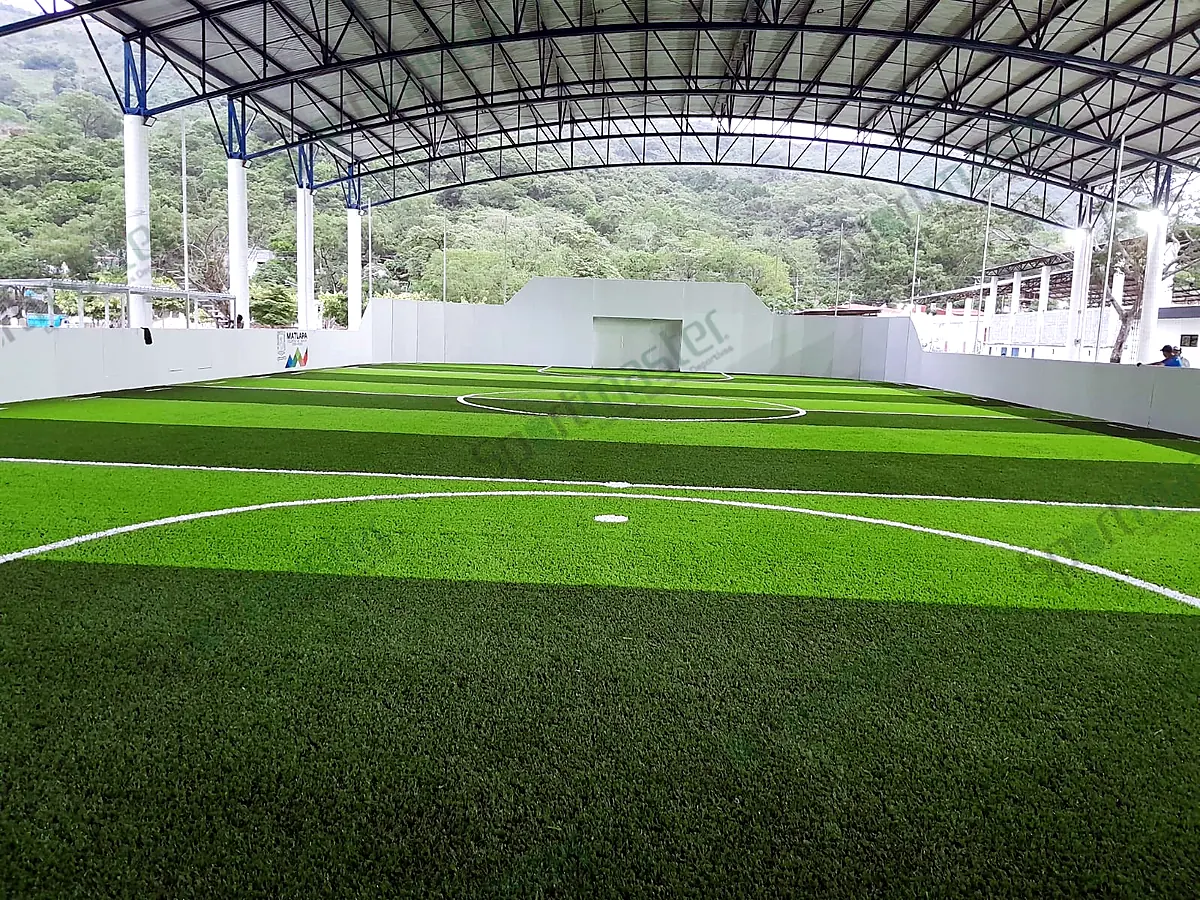 Cancha techada de pasto sintético con estructura metálica y muro perimetral en Matlapa, San Luis Potosí, el formato techado que se usa en canchas de fútbol 7