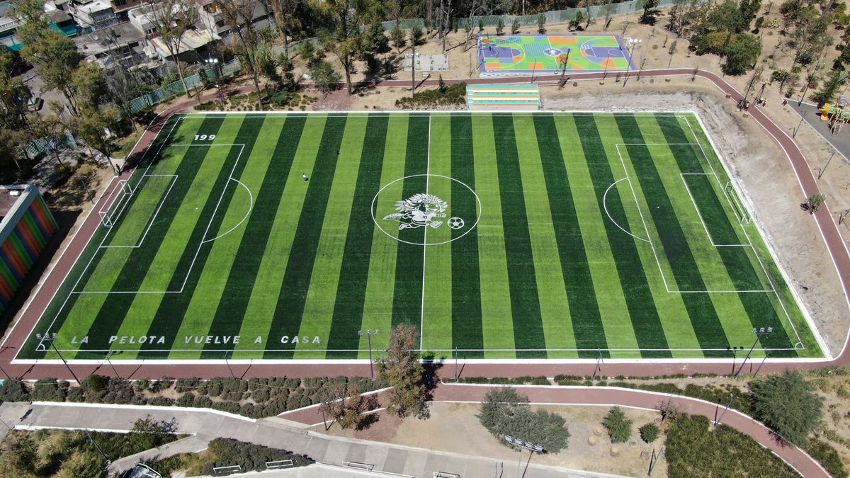 cancha de futbol 7 con pasto sintético instalada por Sportmaster