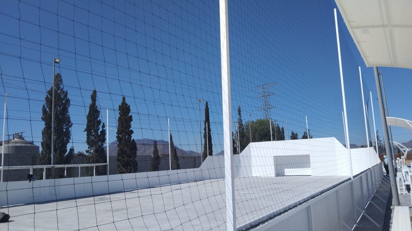 proceso de construcción de cancha de futbol rápido con redondel de madera y frontis blanco