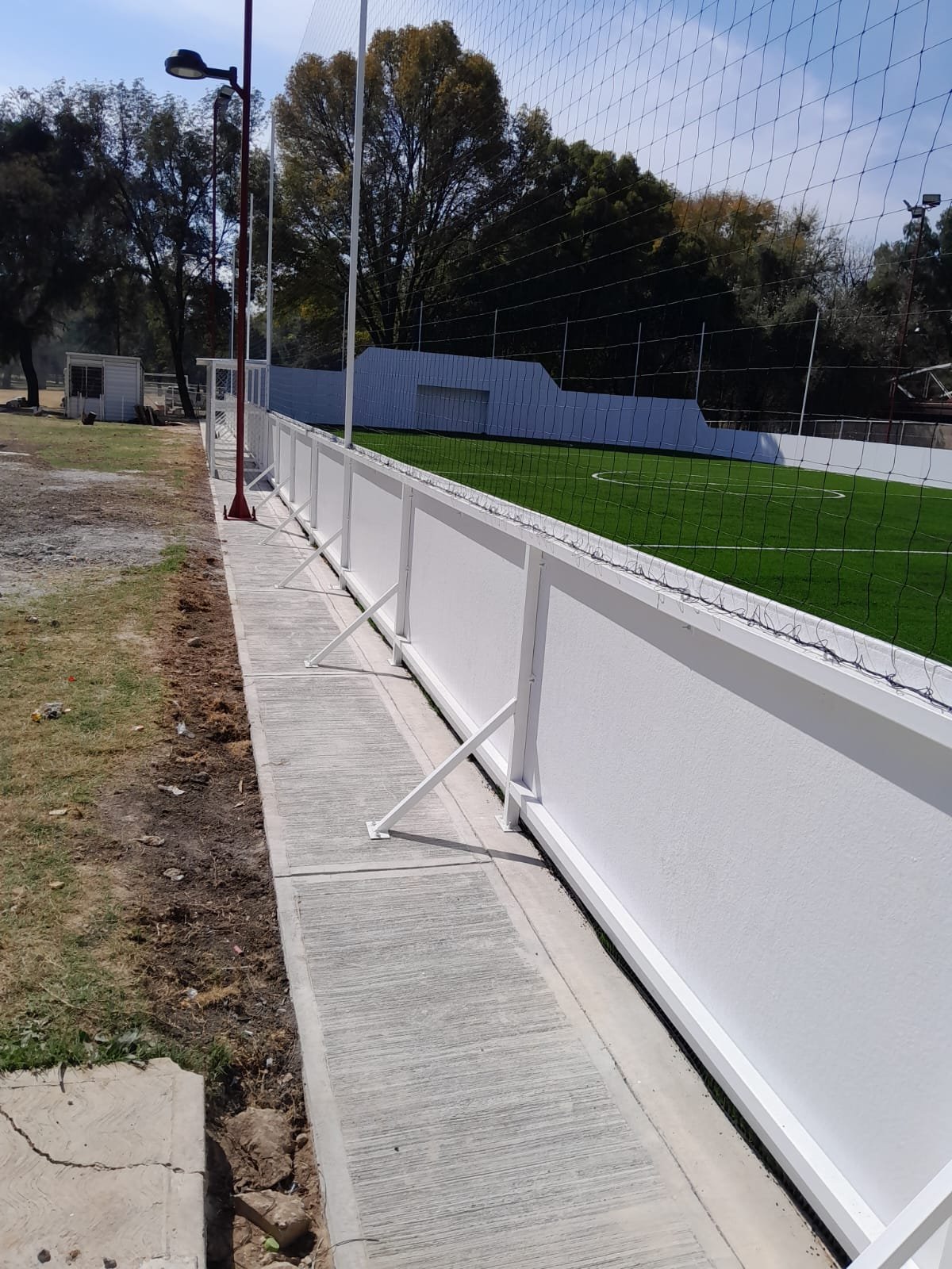 cancha de futbol rápido con frontis blanco y portería integrada construida por Sportmaster