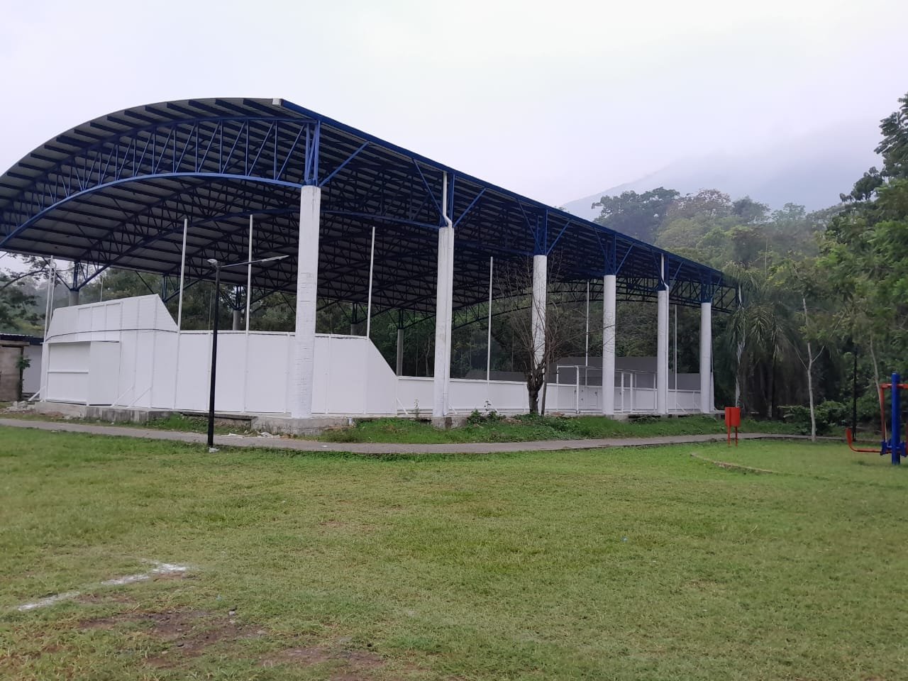 cancha de futbol rápido con malla ciclónica perimetral y techado para juego en cualquier clima