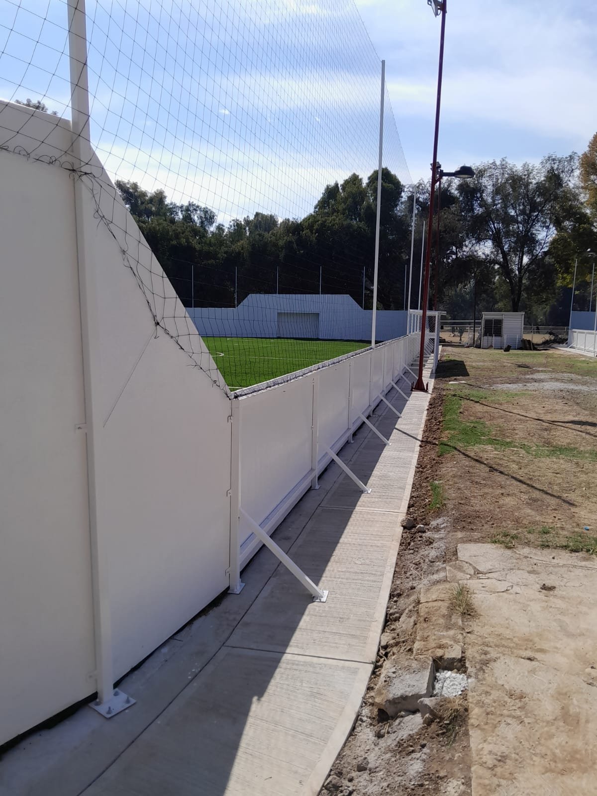 cancha de futbol rápido con redondel perimetral de madera para colegios y municipios