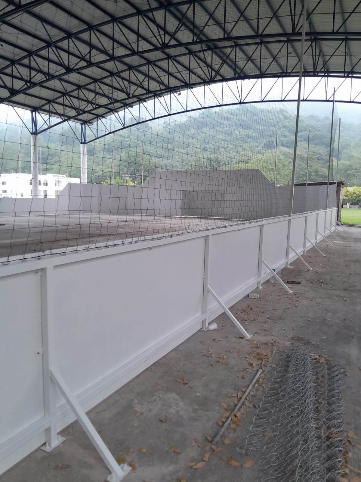 cancha de futbol rápido vista lateral con redondel de madera blanca y pasto sintético deportivo