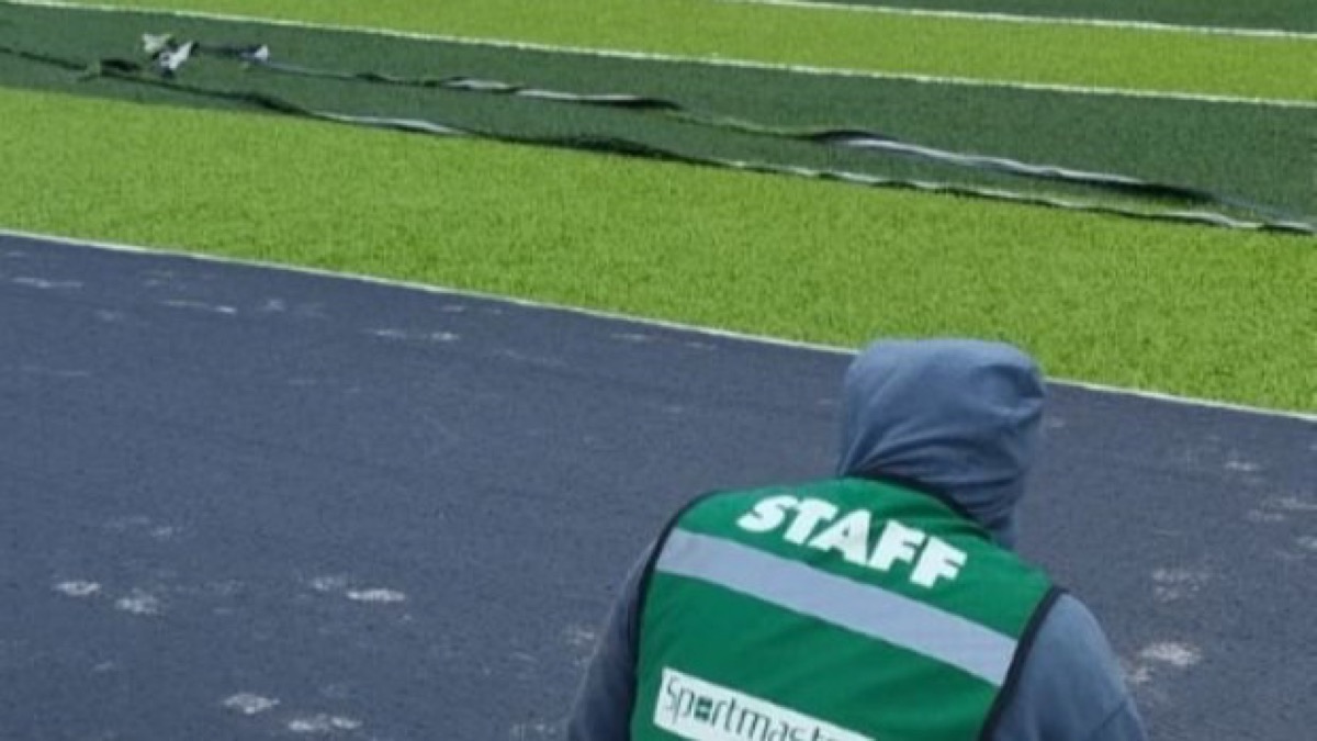 cancha de futbol con pasto sintético deportivo y líneas blancas
