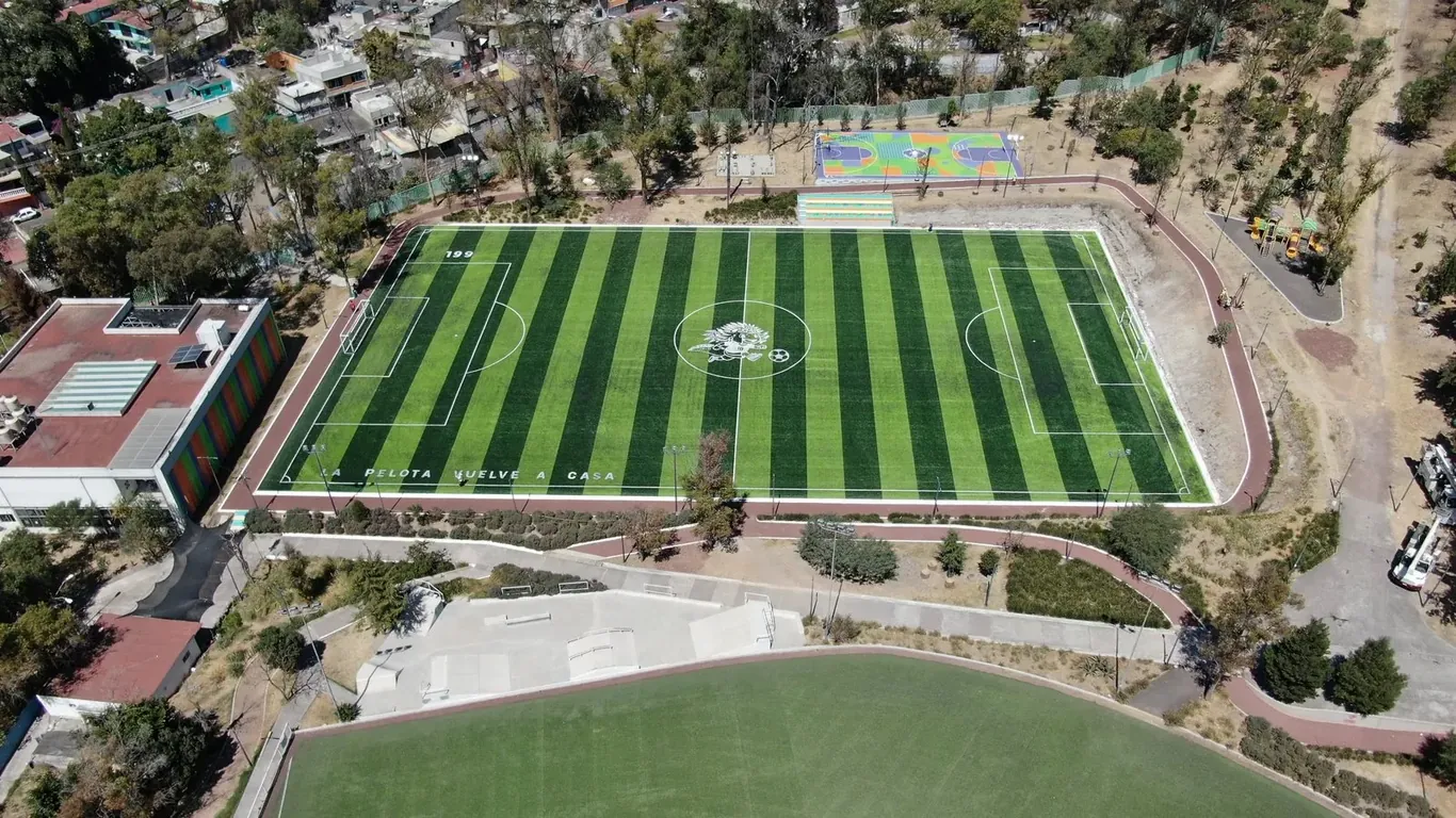 construcción de cancha de futbol 7 en Guadalupe con pasto sintético