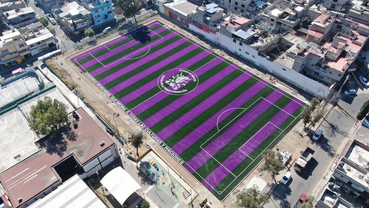 cancha de futbol con pasto sintético y líneas de juego en Monterrey