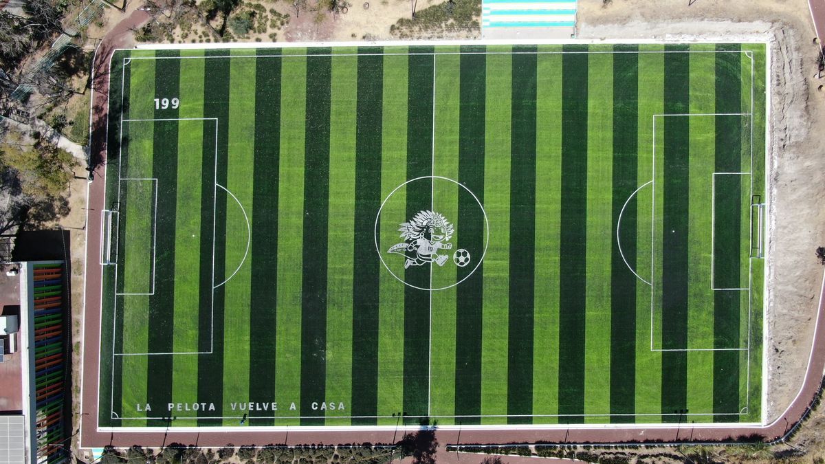 obra real de construcción de cancha de futbol con pasto sintético en Puebla