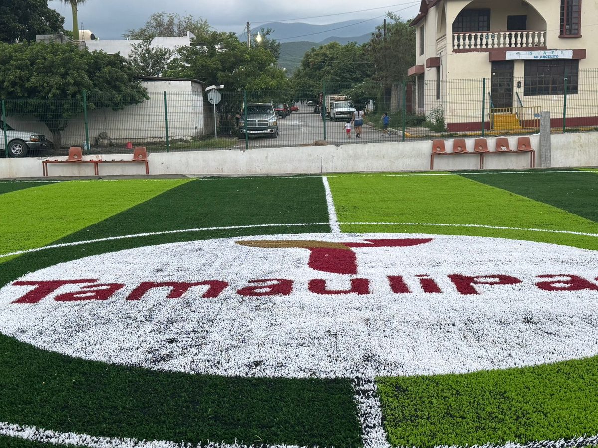 construcción de cancha de futbol en Reynosa Tamaulipas con pasto sintético y logo del estado, obra entregada por Sportmaster