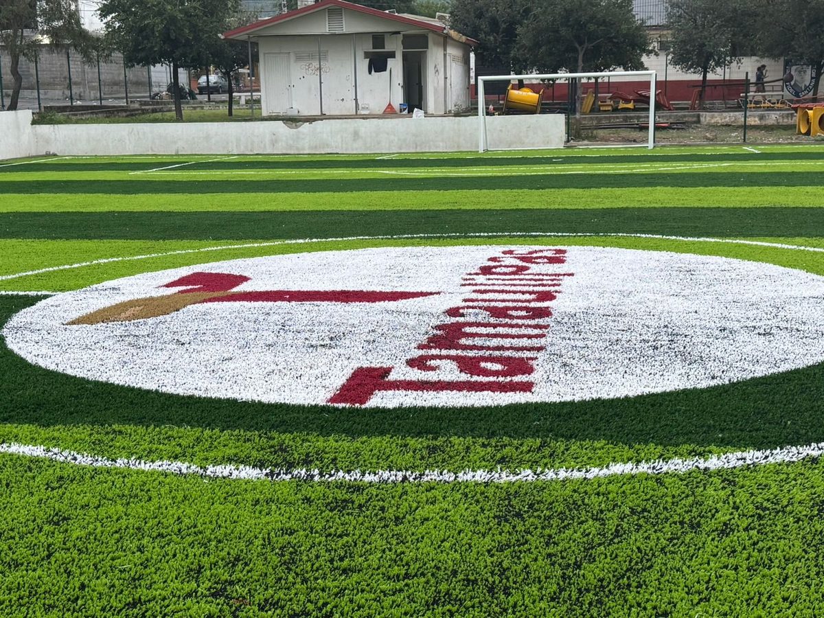 cancha de futbol 7 en Tampico con pasto sintético deportivo y logo Tamaulipas insertado, construida por Sportmaster
