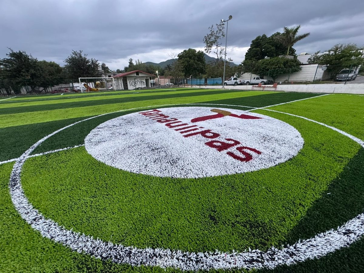 pasto sintético en Tampico: cancha entregada por Sportmaster con logo del Gobierno de Tamaulipas insertado en el césped con pasto sintético