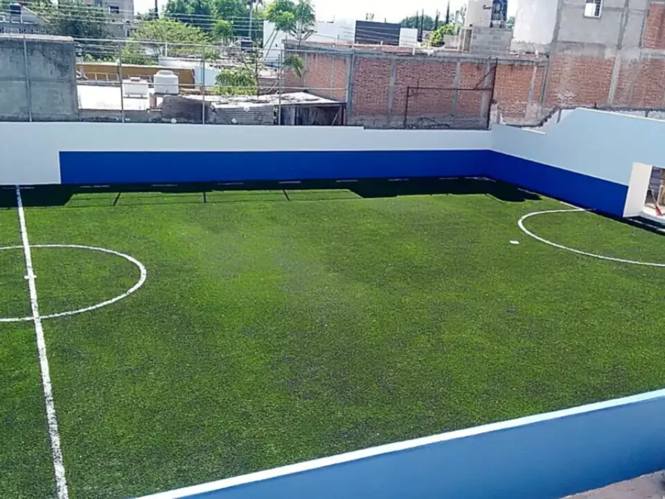 Cancha de fútbol rápido con pasto sintético en Río Verde