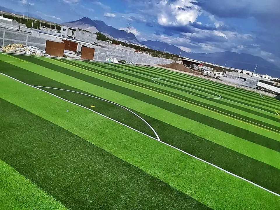 Cancha de fútbol soccer con pasto sintético en Saltillo, Coahuila