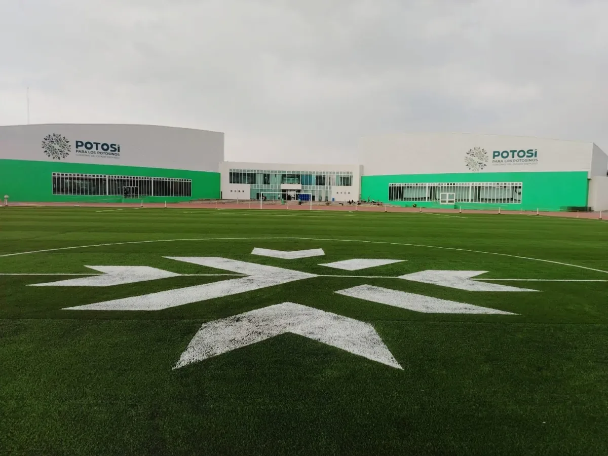 Logotipo integrado en el pasto sintético del Estadio Plan de San Luis, instalado por Sportmaster