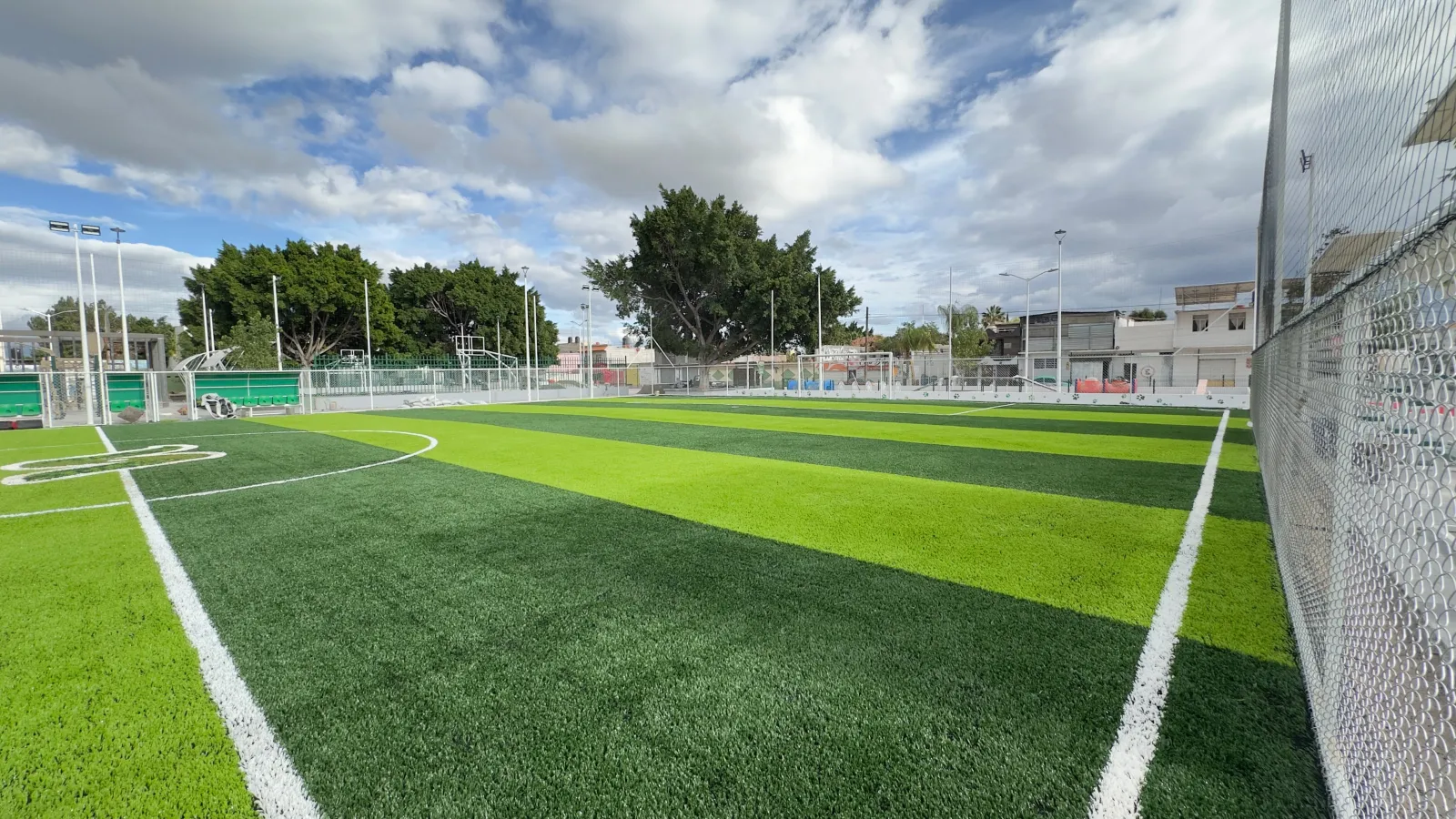 Cancha de soccer con pasto sintético a franjas y líneas de juego en Soledad de Graciano Sánchez, San Luis Potosí
