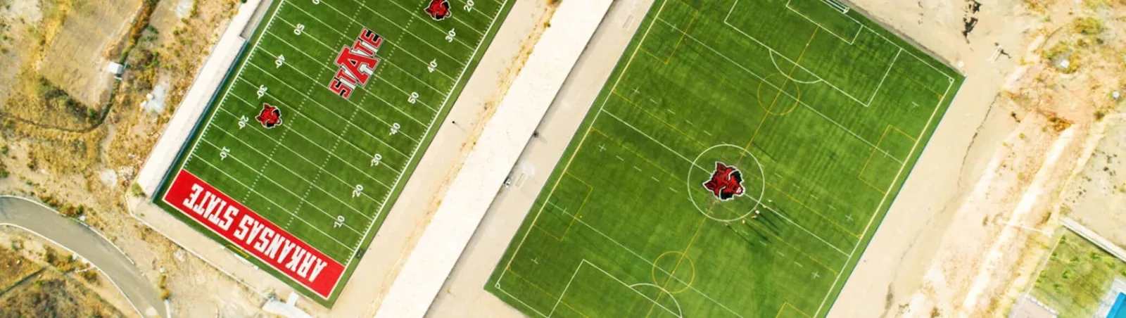 Vista aérea de la cancha de fútbol americano de Arkansas State University, campus Querétaro