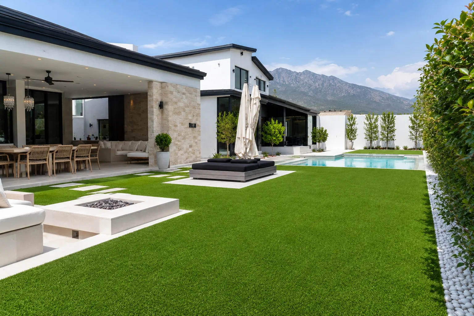 pasto sintético para jardín residencial junto a una alberca
