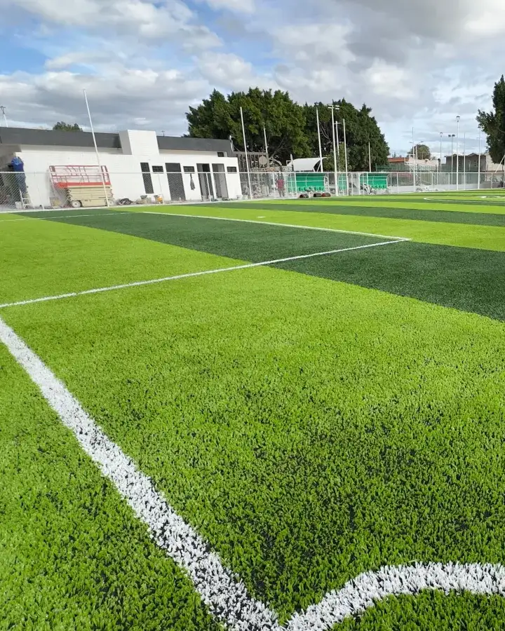 Precio de pasto sintético por metro cuadrado: cancha de futbol con pasto instalado, línea de esquina, rellenos y malla perimetral