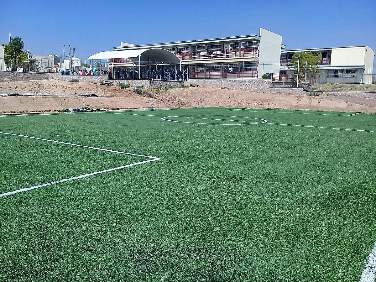 Cancha de fútbol 7 con pasto sintético en Colegio Mano Amiga, Aguascalientes, Aguascalientes: líneas de juego insertadas en el mismo pasto