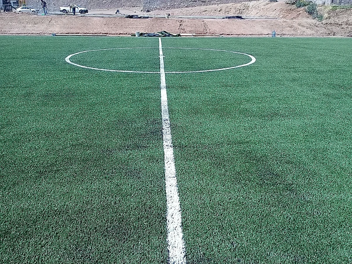 Detalle del pasto sintético de la cancha de fútbol 7 en Aguascalientes, Aguascalientes