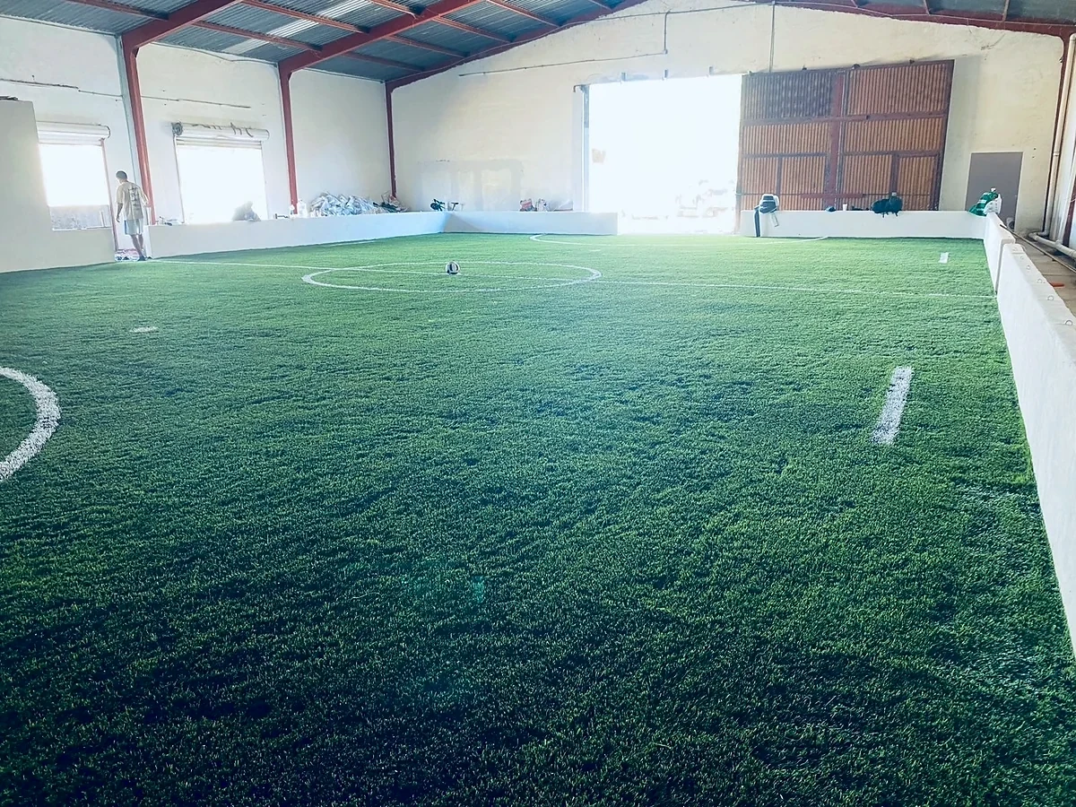 Cancha de fútbol rápido con pasto sintético en Calvillo, Aguascalientes: otra vista de la cancha