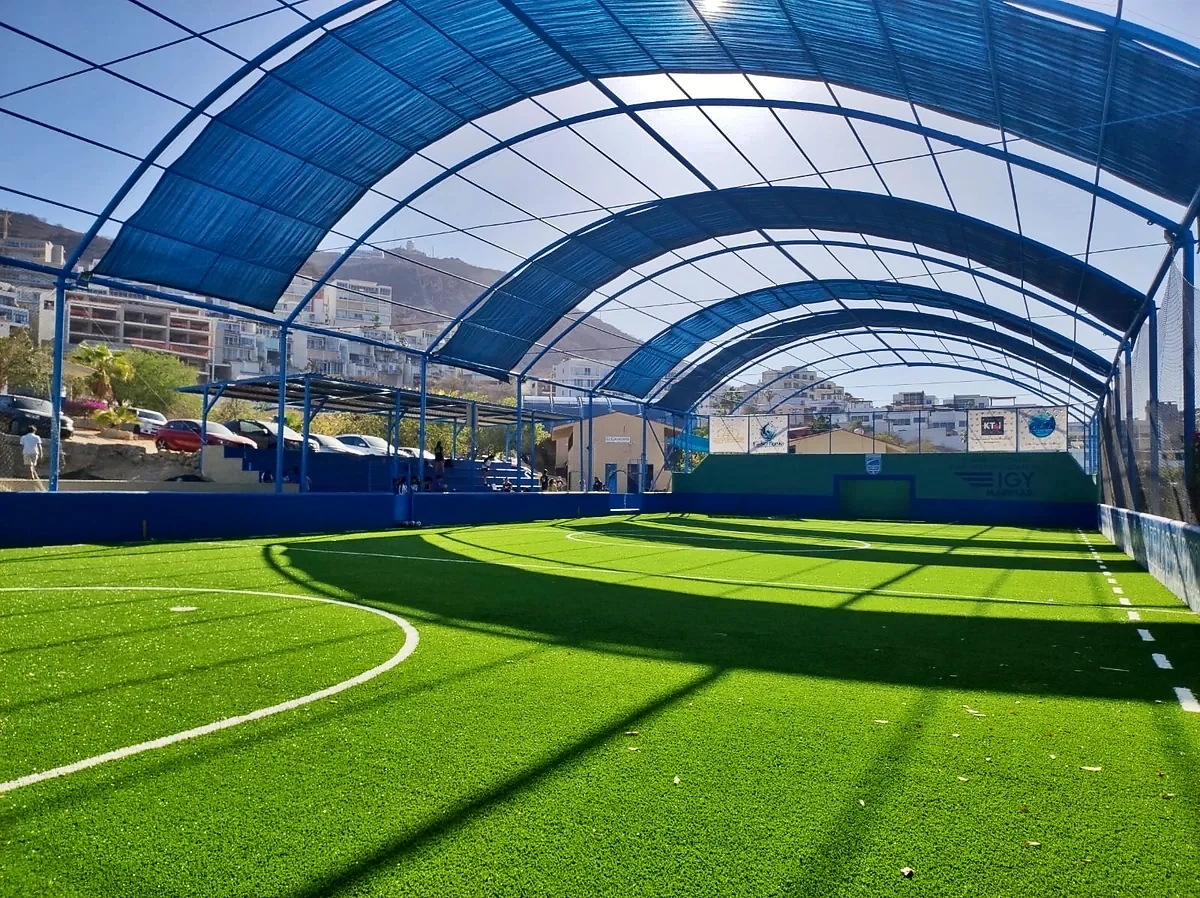 Cancha de fútbol rápido con pasto sintético en Colegio El Camino, Los Cabos