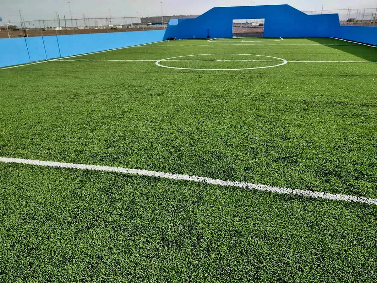 Cancha de fútbol rápido con pasto sintético en Edif. Concreto, Mexicali, Baja California: pasto sintético deportivo recién cepillado