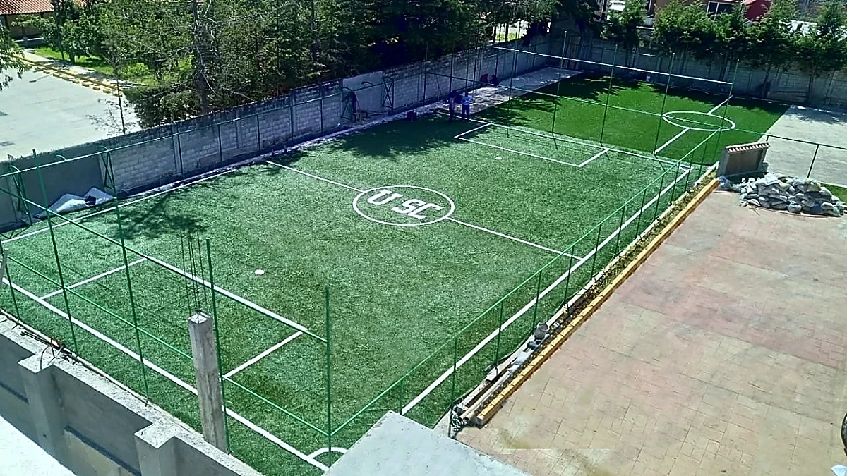 Cancha de fútbol 5 con pasto sintético en Universidad de San Cristóbal, San Cristóbal de las Casas