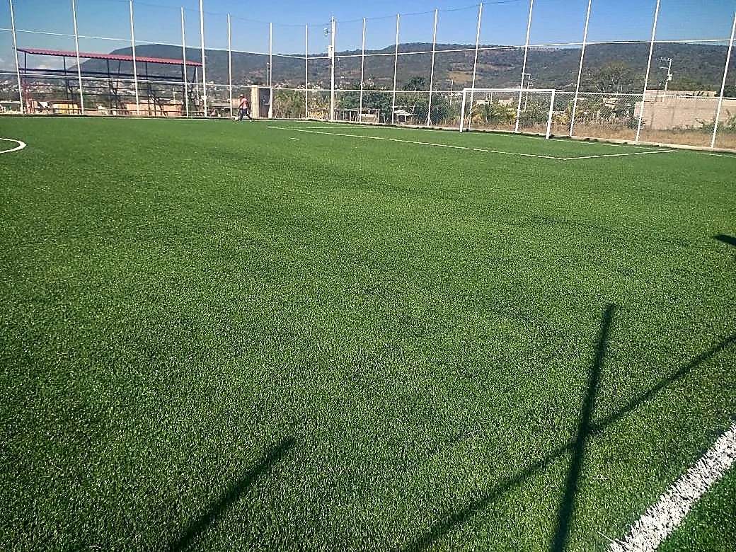 Detalle del pasto sintético de la cancha de fútbol 7 en Ocozocoautla, Chiapas