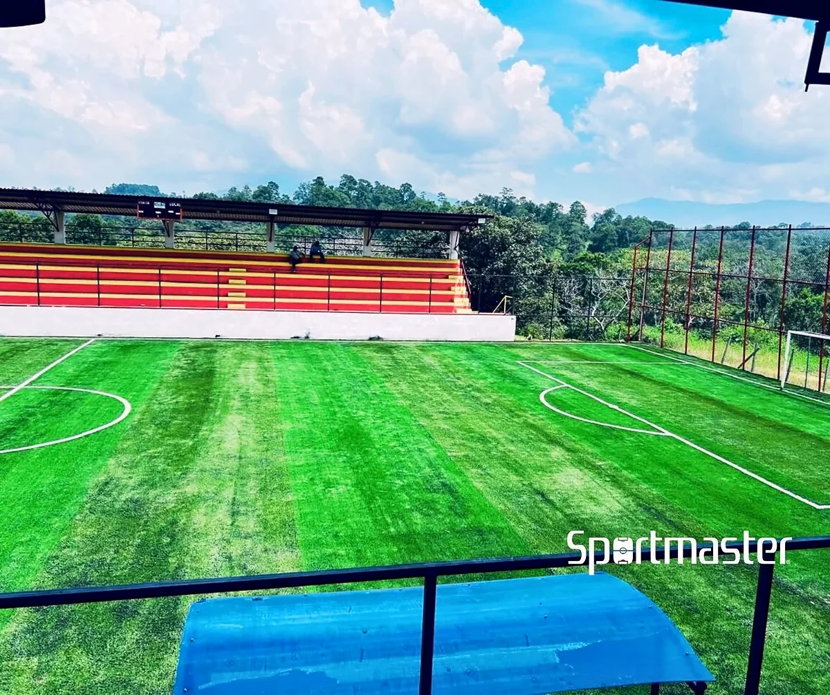 Cancha de fútbol 7 con pasto sintético en Estadio Fútbol 7 Municipal, Bachajón, Chilón, Chiapas: líneas de juego insertadas en el mismo pasto