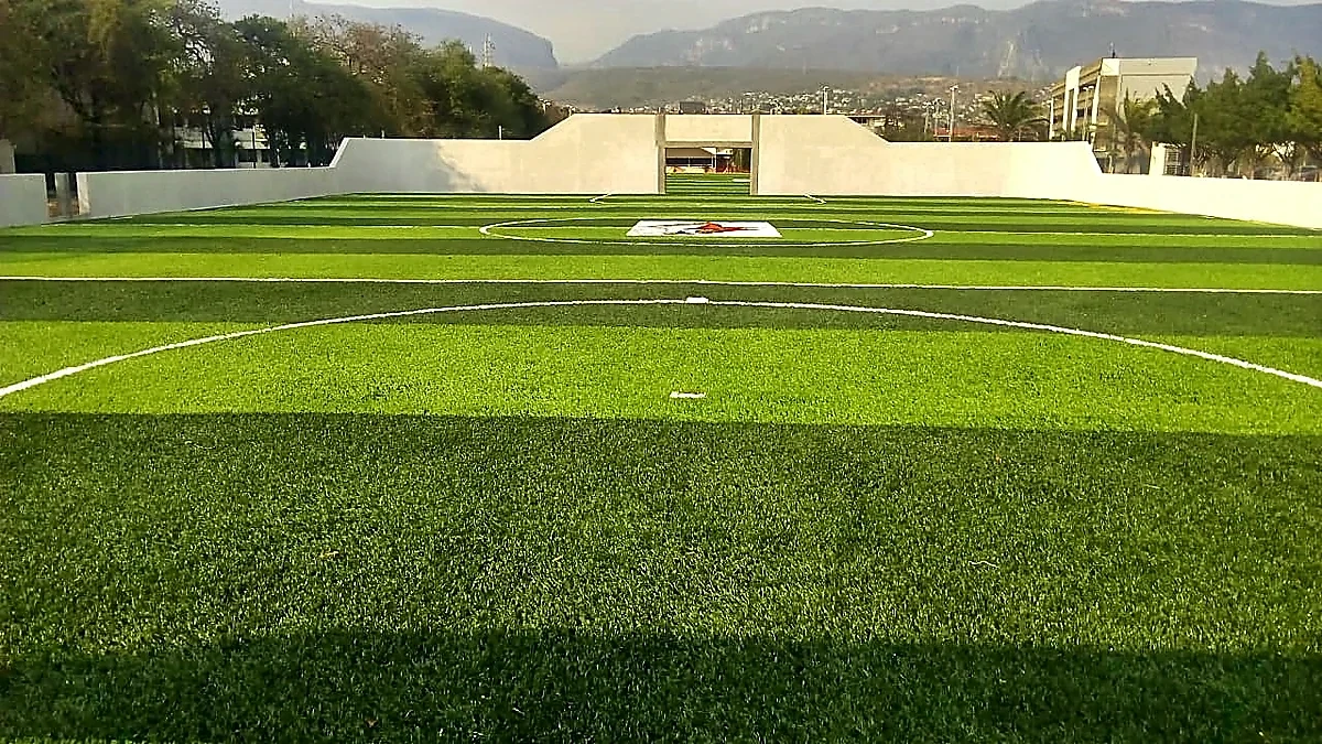Cancha de fútbol rápido con pasto sintético en Escuela Primaria Pablo Guardado Chávez, Tuxtla Gutiérrez
