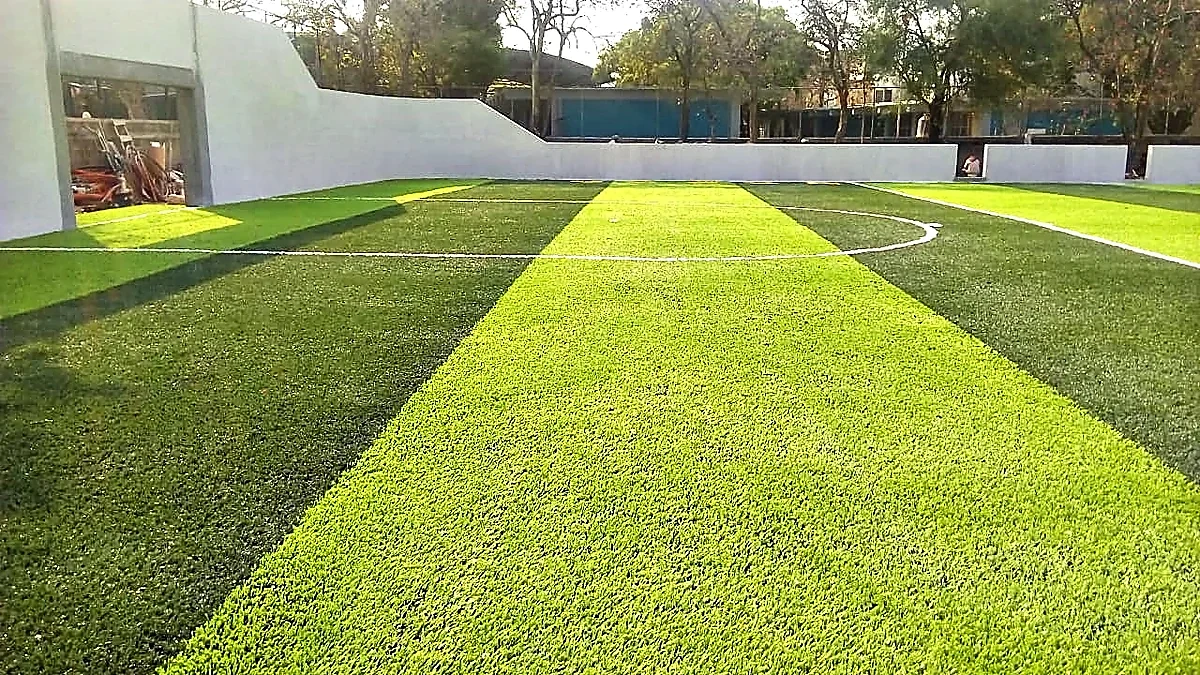 Cancha de fútbol rápido con pasto sintético en Escuela Primaria Pablo Guardado Chávez, Tuxtla Gutiérrez, Chiapas: otra vista de la cancha