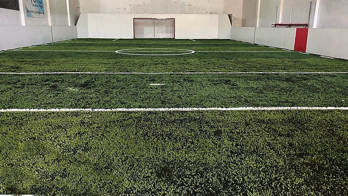 Cancha de fútbol 5 con pasto sintético en Hidalgo del Parral, Chihuahua: la cancha desde la línea lateral