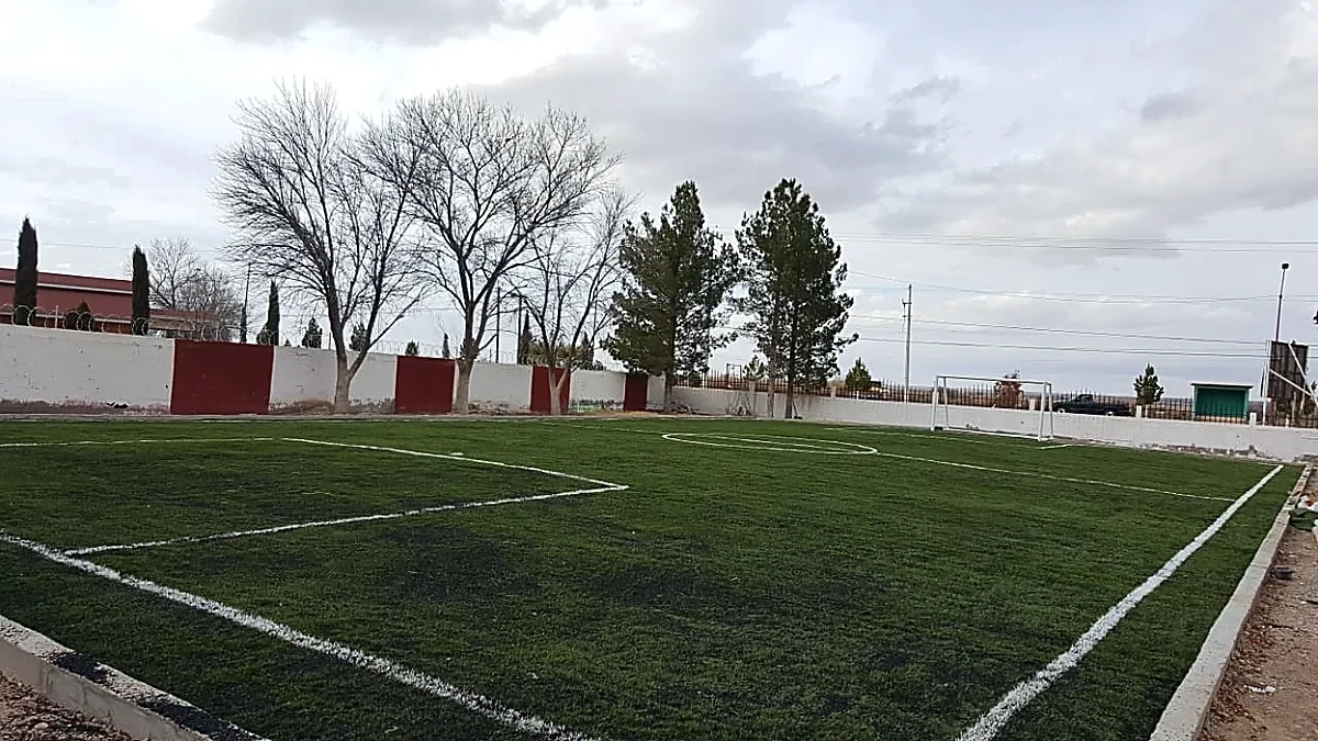 Cancha de fútbol 5 con pasto sintético en Praxedis, Chihuahua: otra vista de la cancha