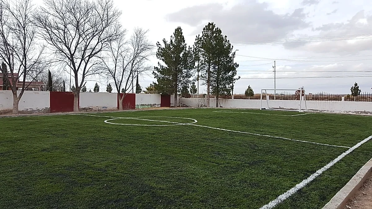 Cancha de fútbol 5 con pasto sintético en Secundaria Técnica #53, Praxedis G. Guerrero, Chihuahua: líneas insertadas en el pasto sintético