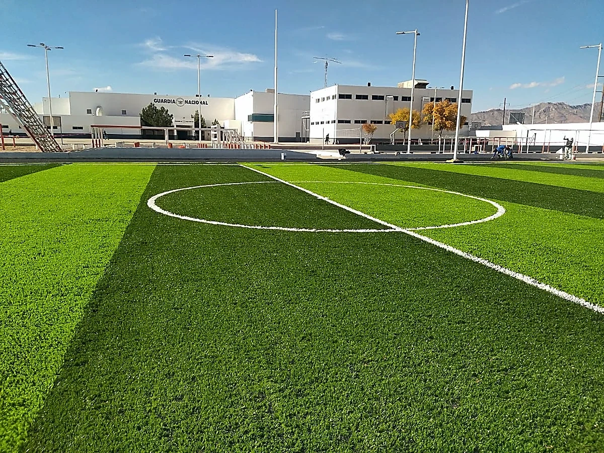 Cancha de fútbol 7 con pasto sintético en Academia de Guardia Nacional, Ciudad Juárez