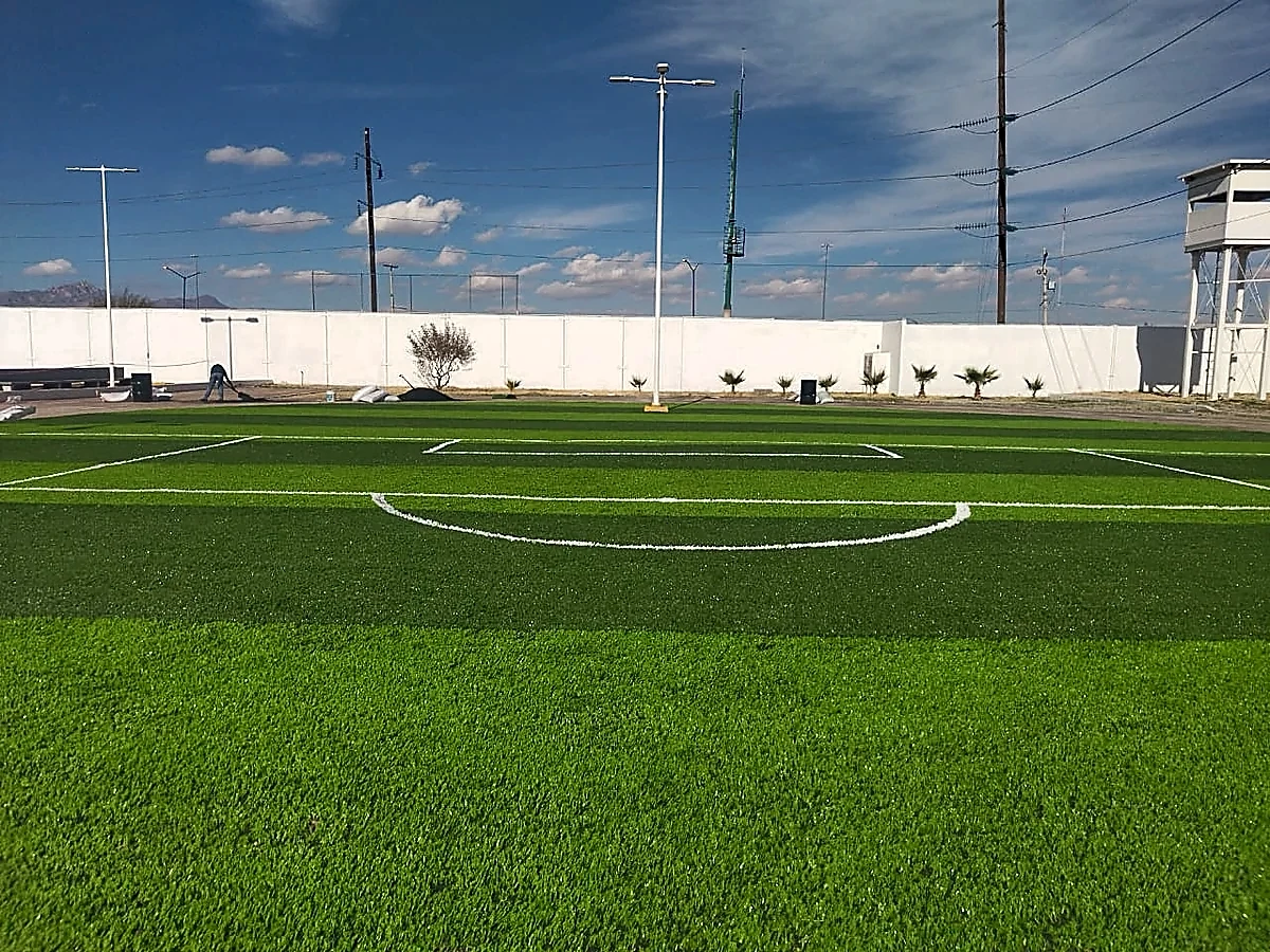 Cancha de fútbol 7 con pasto sintético en Academia de Guardia Nacional, Ciudad Juárez, Chihuahua: otra vista de la cancha de fútbol 7
