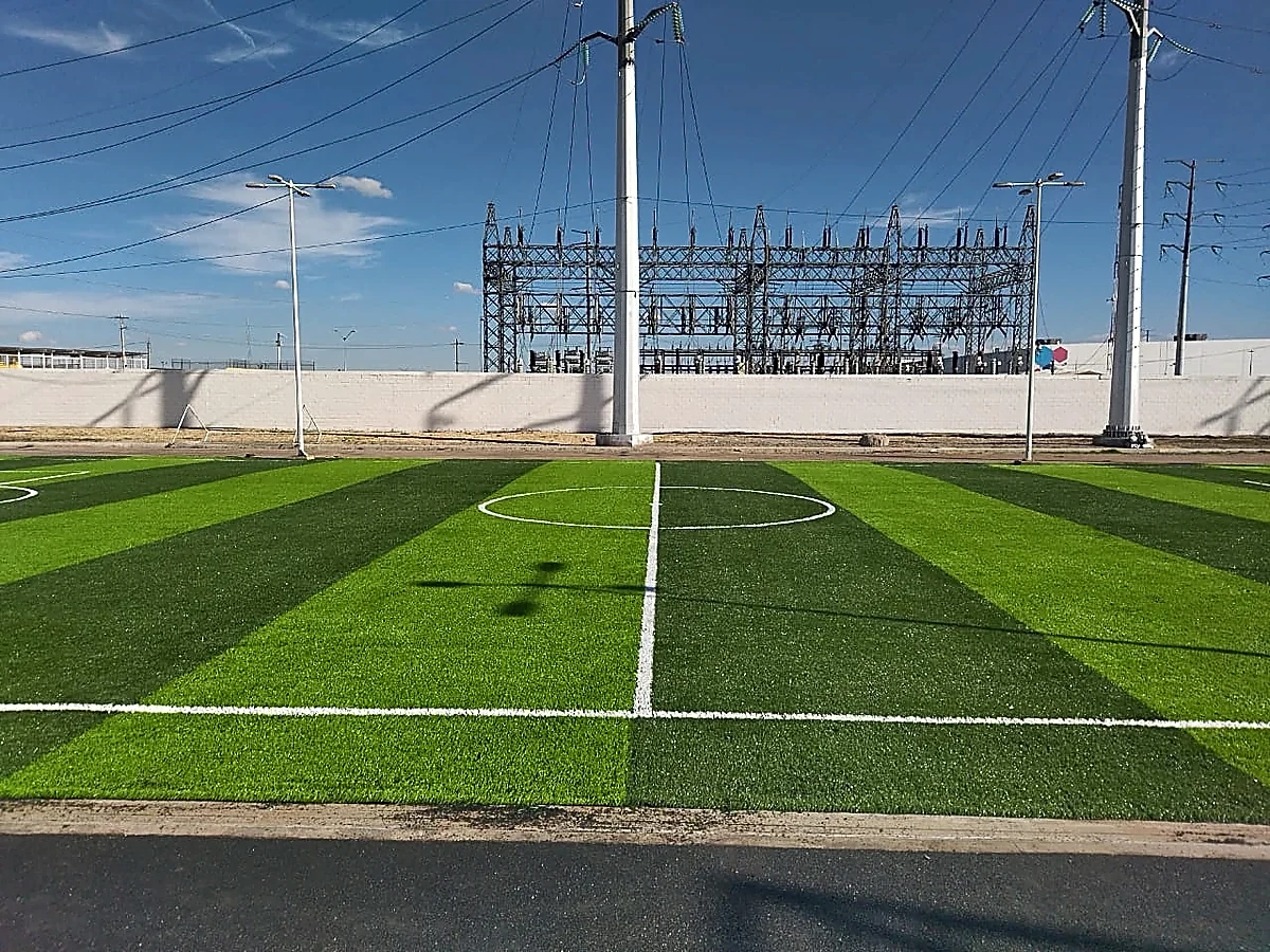 Detalle del pasto sintético de la cancha de fútbol 7 en Ciudad Juárez, Chihuahua