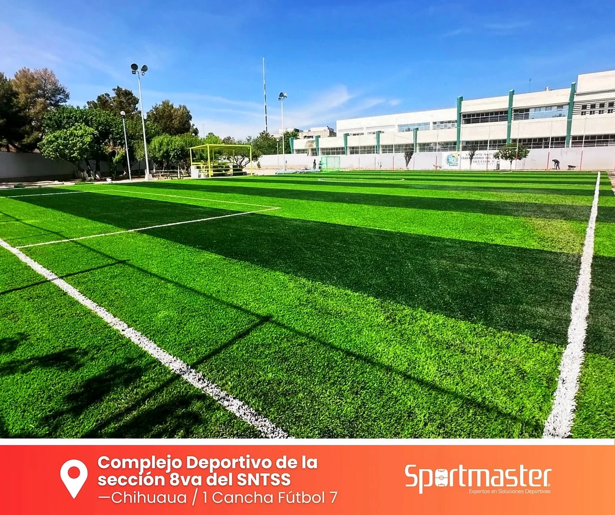 Cancha de fútbol 7 con pasto sintético en Complejo Deportivo Sección 8va SNTSS, Chihuahua, Chihuahua: líneas de juego insertadas en el mismo pasto