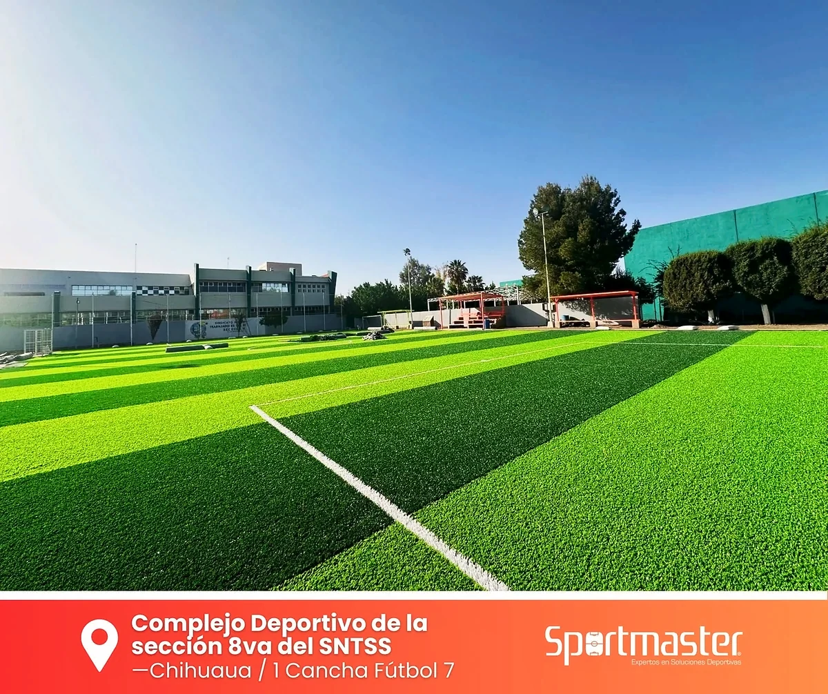 Detalle del pasto sintético de la cancha de fútbol 7 en Chihuahua, Chihuahua