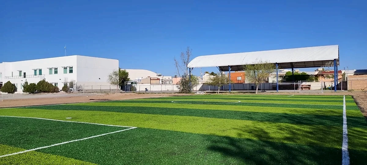 Cancha de fútbol 7 con pasto sintético en Instituto Visión, Ciudad Juárez, Chihuahua: otra vista de la cancha de fútbol 7