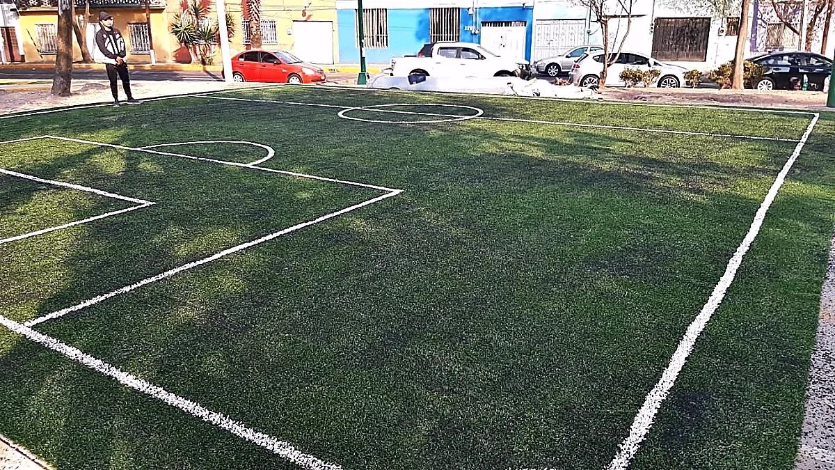 Área verde con pasto sintético en Parque Familiar Emiliano Zapata, Gustavo A. Madero