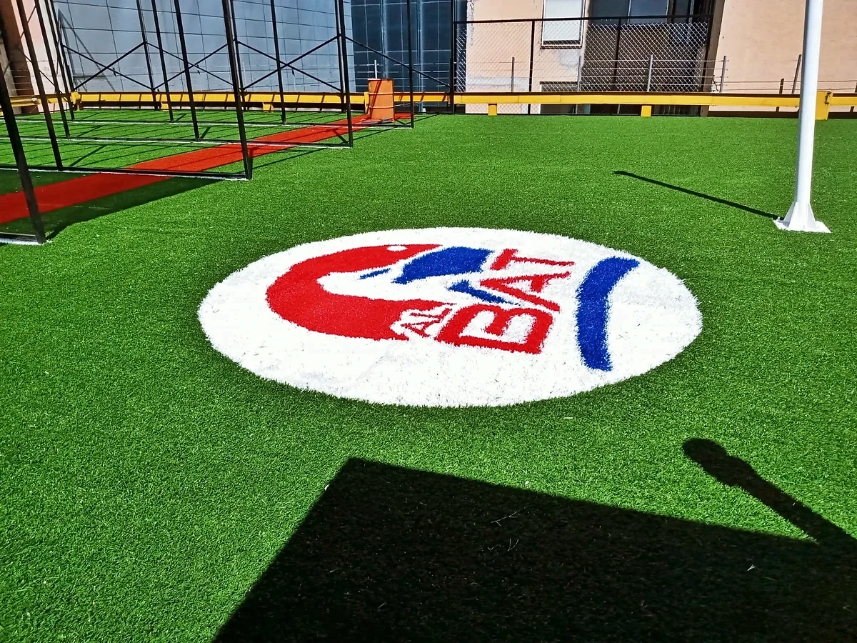 Logotipo AL BAT en pasto blanco, rojo y azul insertado en la carpeta verde de la caja de bateo en Cuajimalpa